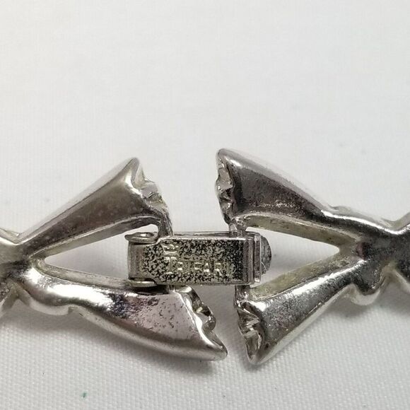 Vintage Crown Trifari Silver Tone Panel Bangle Bracelet Bow Ribbon Design Signed - Picture 3 of 7